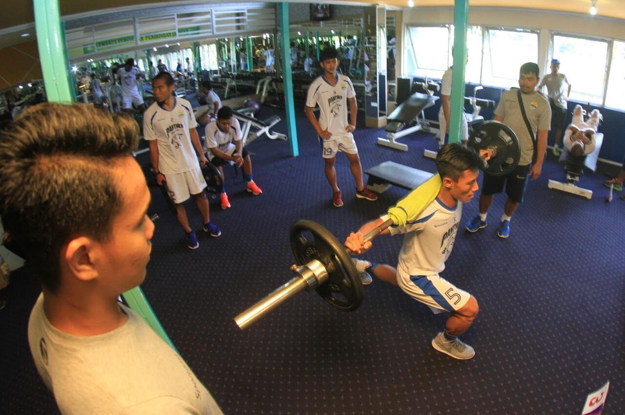 Henhen Herdiana, pemain muda Persib Bandung berlatih di gym. Copyright: © Muhammad Ginanjar/INDOSPORT